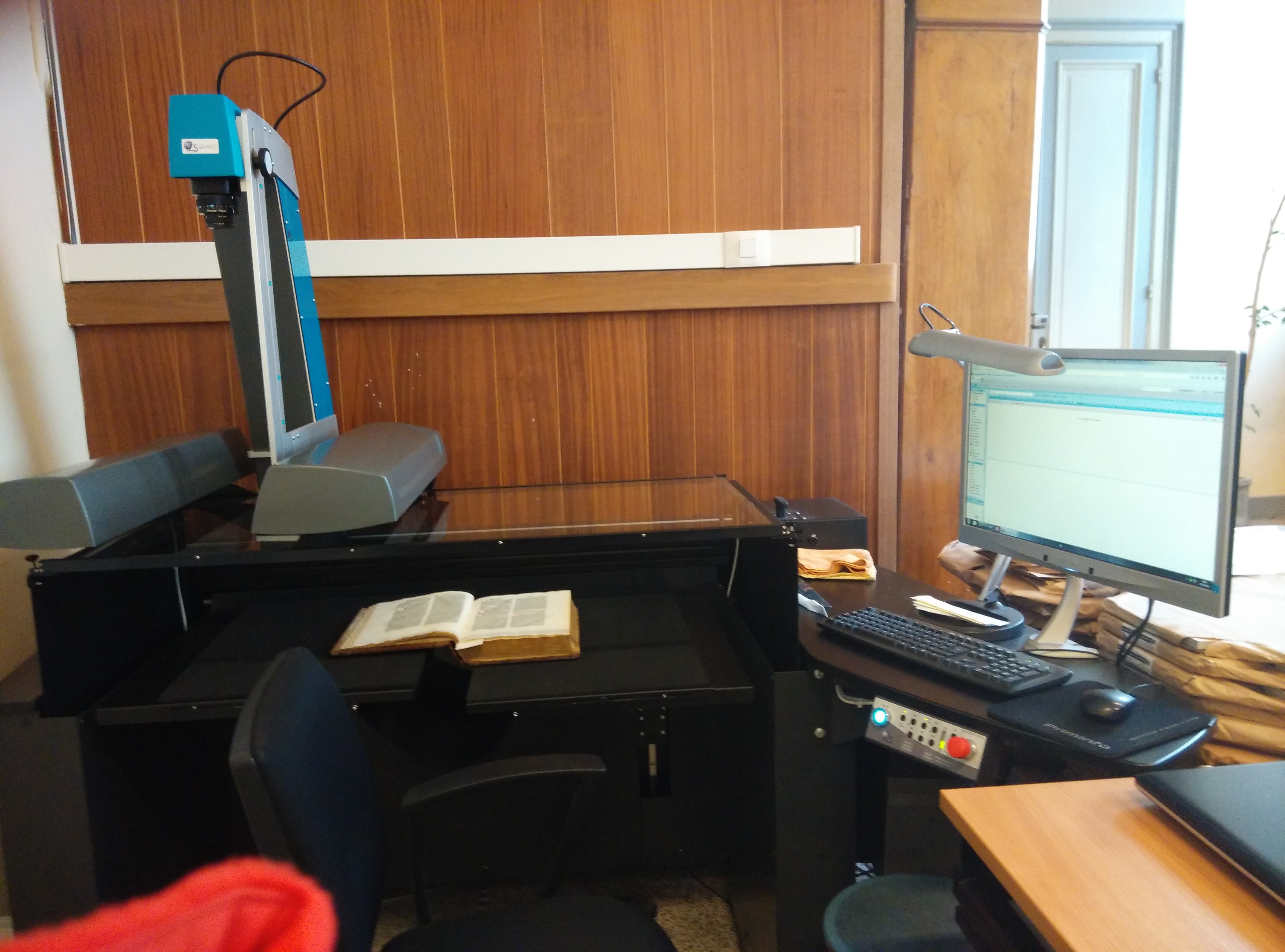 Escàner per digitalitzar fons antic